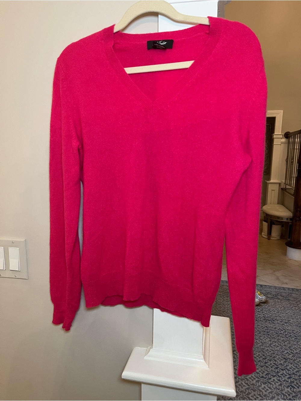 Lord & Taylor 100% Cashmere V-Neck Sweater Women’s L Hot Pink Fuchsia